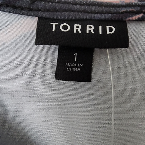 Torrid Plus-size Faux Wrap Dress Gray, Pink & Black Swirls. Size 1X - Picture 4 of 16